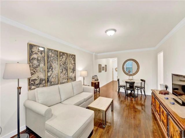  1 BR,  1.00 BTH &nbsp;Co-op style home in Bay Ridge
