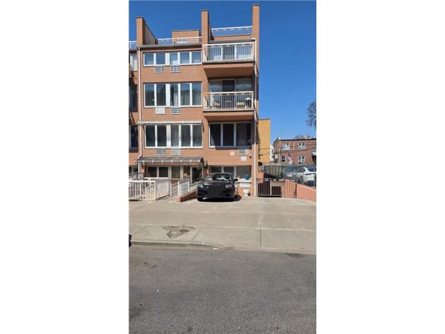  3 BR,  2.00 BTH &nbsp;Condominium style home in Bath Beach