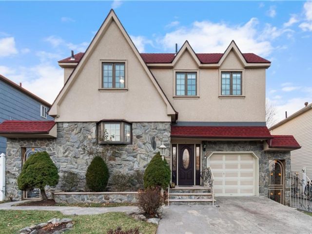  4 BR,  3.00 BTH &nbsp;Single family style home in Willowbrook