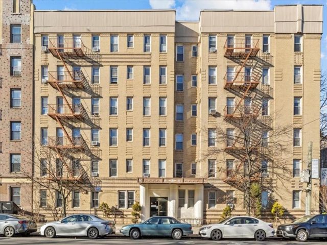  2 BR,  1.00 BTH &nbsp;Co-op style home in Bay Ridge