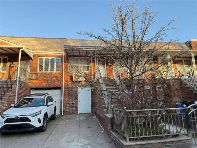  5 BR,  0.00 BTH &nbsp;Multi-family style home in Bath Beach