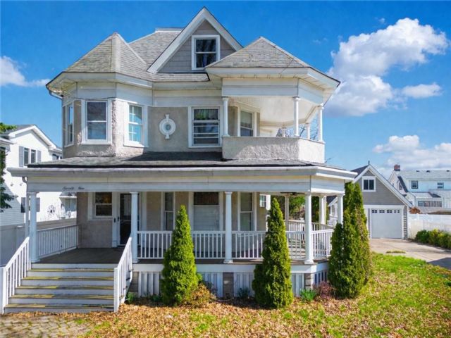  3 BR,  2.00 BTH &nbsp;Single family style home in New Dorp