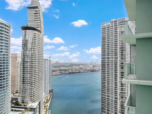  2 BR,  2.00 BTH &nbsp;Condo style home in Miami