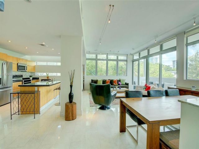  2 BR,  2.00 BTH &nbsp;Townhouse style home in Miami Beach