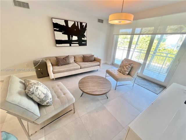  2 BR,  2.00 BTH &nbsp;Condo style home in Miami Beach