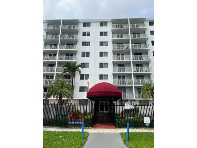  2 BR,  2.00 BTH &nbsp; style home in Biscayne Park