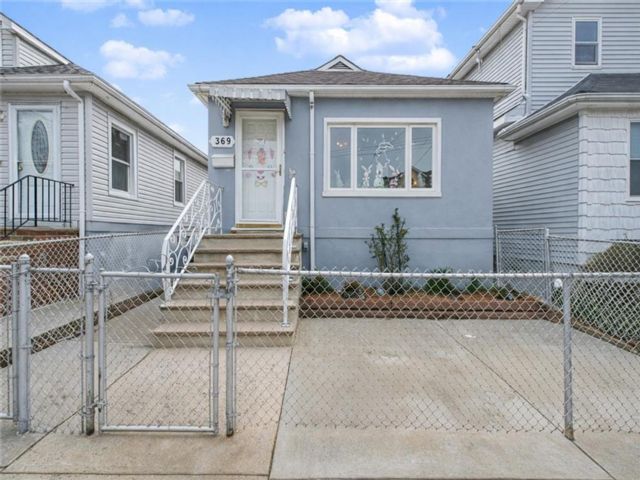  2 BR,  2.00 BTH &nbsp;Single family style home in Midland Beach