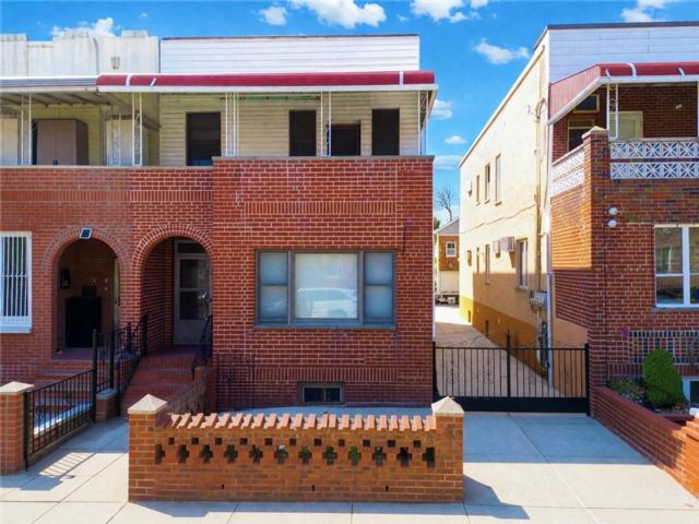 Studio,  0.00 BTH &nbsp;Multi-family style home in Gravesend