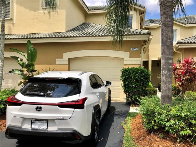  3 BR,  2.50 BTH &nbsp; style home in Weston