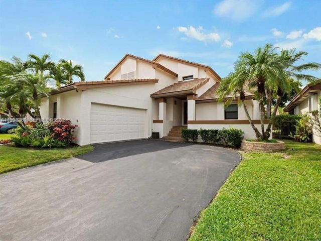  4 BR,  2.00 BTH &nbsp; style home in Weston