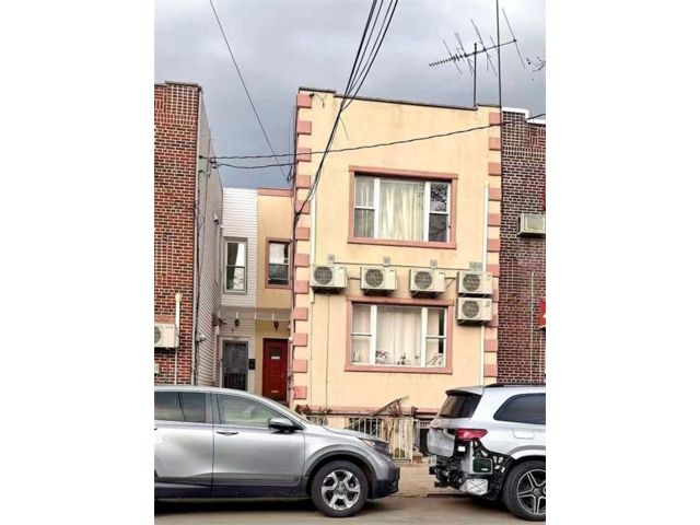  8 BR,  0.00 BTH &nbsp;Multi-family style home in Bensonhurst