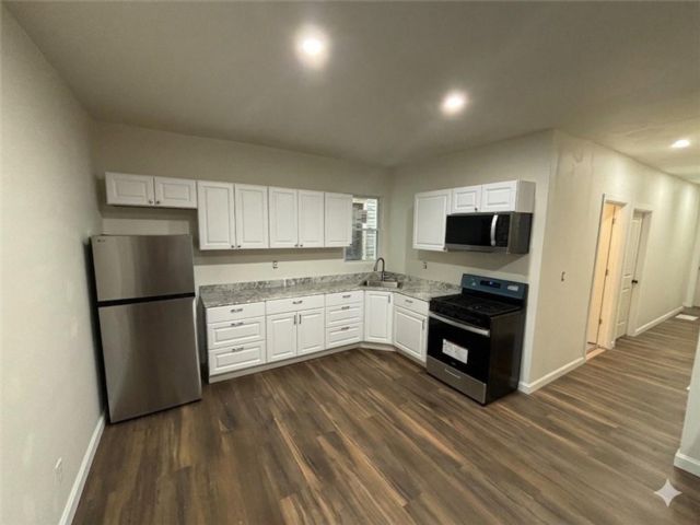  4 BR,  1.00 BTH &nbsp;Multi-family style home in Albany