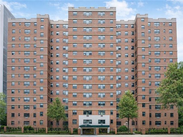  1 BR,  1.00 BTH &nbsp;Co-op style home in Fort Greene