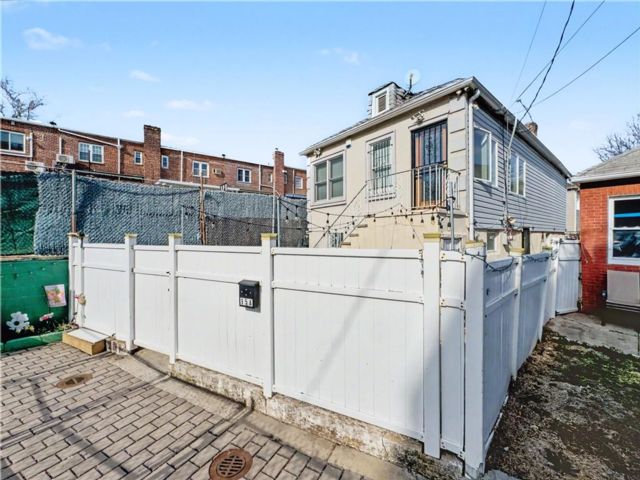  3 BR,  0.00 BTH &nbsp;Multi-family style home in Sheepshead Bay