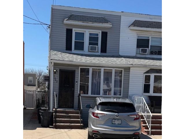  3 BR,  2.00 BTH &nbsp;Single family style home in Old Mill Basin