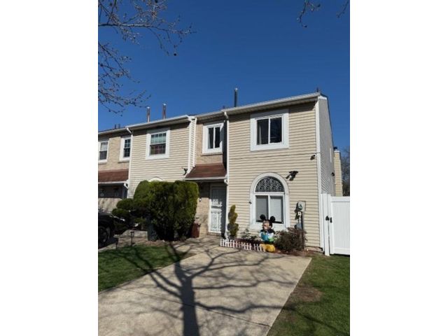  3 BR,  2.00 BTH &nbsp;Single family style home in Mariners Harbor