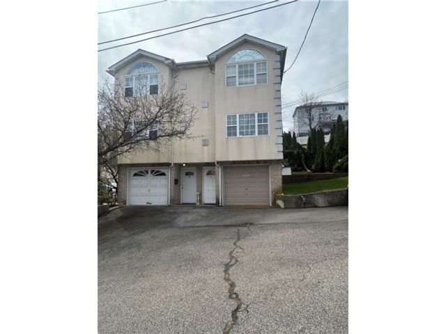  3 BR,  3.00 BTH &nbsp;Single family style home in Grymes Hill