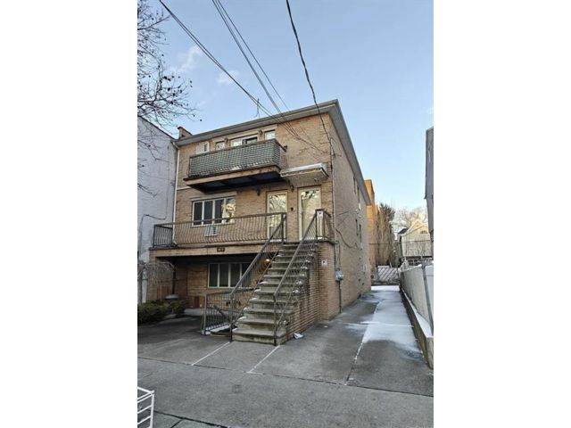  3 BR,  3.00 BTH &nbsp;Condominium style home in Bensonhurst