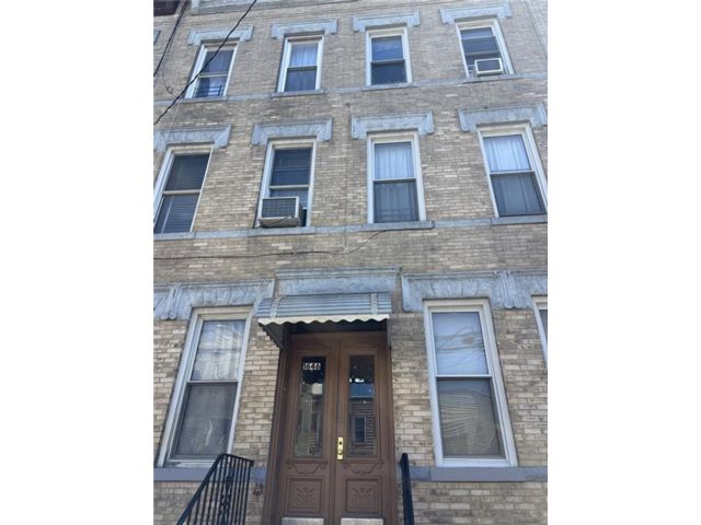 12 BR,  6.00 BTH &nbsp;Multi-family style home in Bushwick