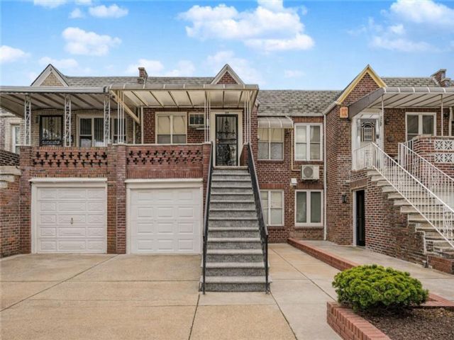  3 BR,  2.00 BTH &nbsp;Multi-family style home in Bath Beach