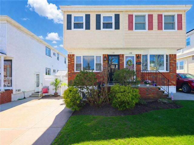  3 BR,  2.00 BTH &nbsp;Single family style home in Bay Terrace