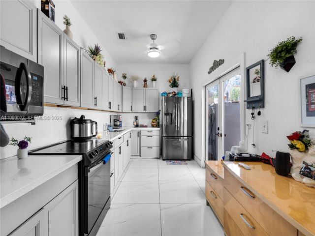  3 BR,  3.00 BTH &nbsp; style home in Miami