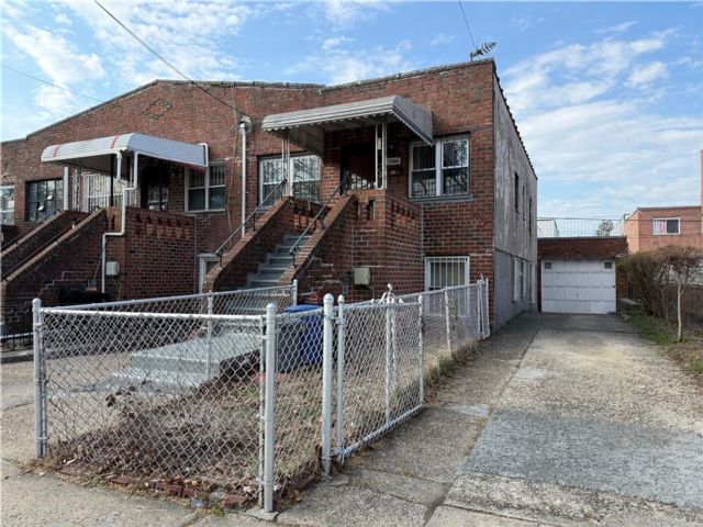  3 BR,  2.00 BTH &nbsp;Multi-family style home in Canarsie