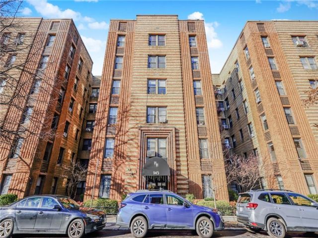  1 BR,  1.00 BTH &nbsp;Co-op style home in Bay Ridge