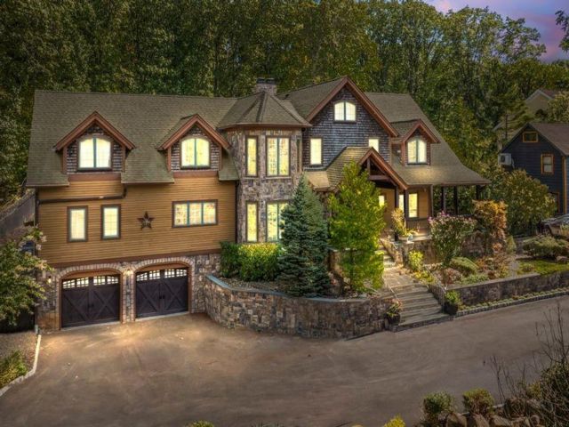  5 BR,  6.00 BTH &nbsp;Single family style home in High Rock