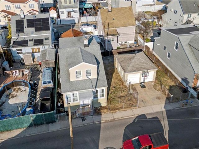  3 BR,  2.00 BTH &nbsp;Single family style home in Gerritsen Beach