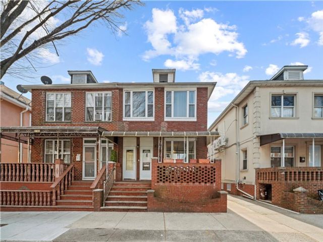  6 BR,  3.00 BTH &nbsp;Multi-family style home in Bensonhurst