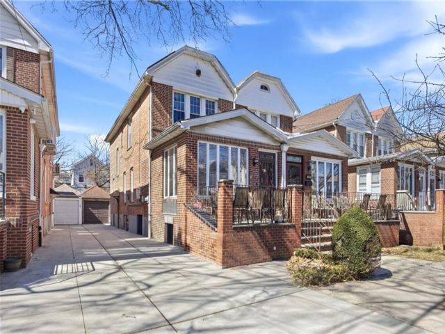  3 BR,  3.00 BTH &nbsp;Single family style home in Midwood