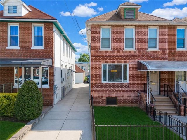  5 BR,  0.00 BTH &nbsp;Multi-family style home in Sheepshead Bay