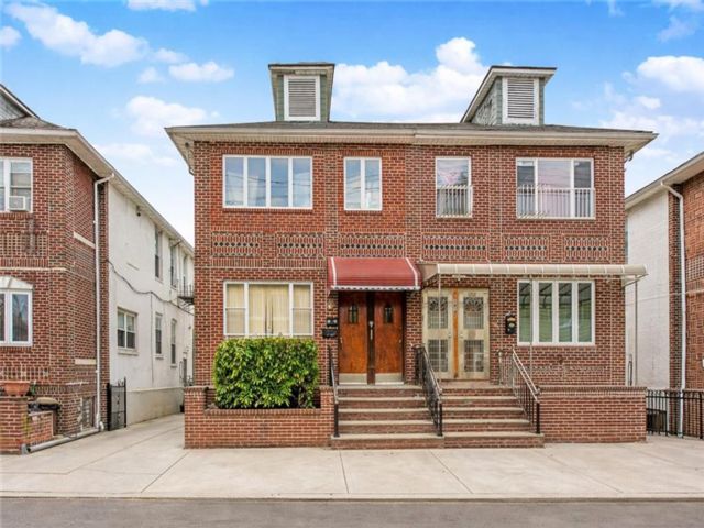  7 BR,  0.00 BTH &nbsp;Multi-family style home in Bensonhurst