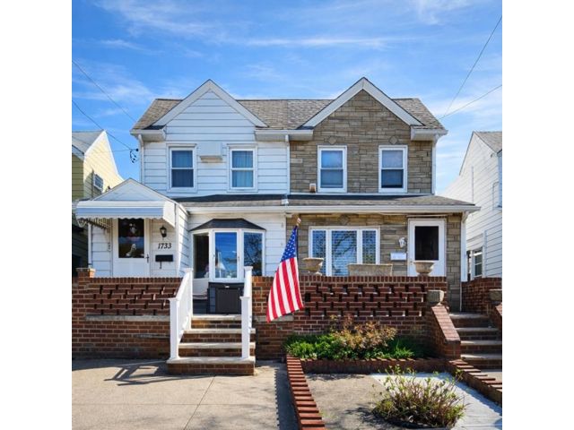  3 BR,  2.00 BTH &nbsp;Single family style home in Marine Park