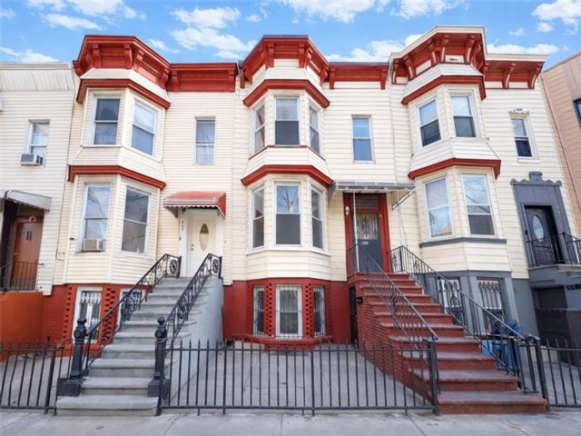  5 BR,  4.00 BTH &nbsp;Multi-family style home in Sunset Park