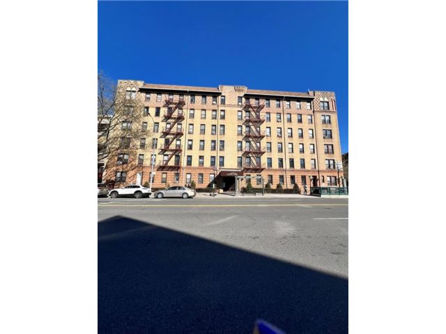  1 BR,  1.00 BTH &nbsp;Co-op style home in Bay Ridge