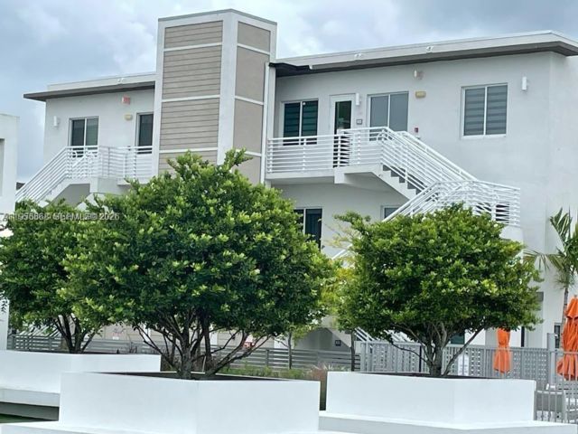  3 BR,  2.00 BTH &nbsp;Condo style home in Medley