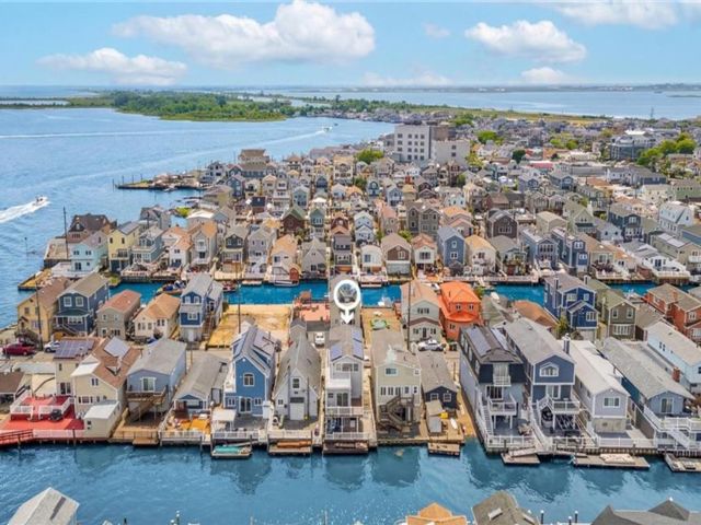  2 BR,  3.00 BTH &nbsp;Single family style home in Broad Channel