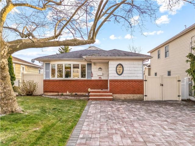  6 BR,  2.00 BTH &nbsp;Single family style home in Eltingville