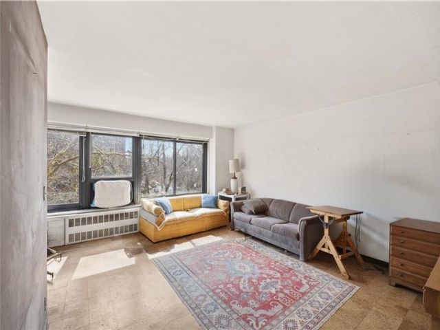  3 BR,  2.00 BTH &nbsp;Co-op style home in Astoria