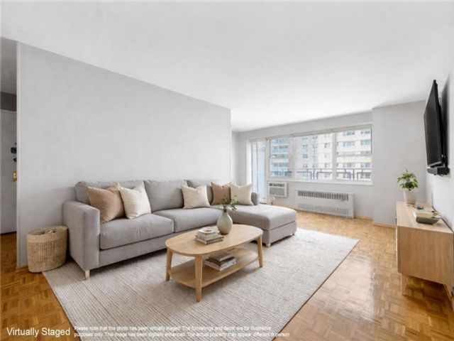  2 BR,  2.00 BTH &nbsp;Co-op style home in Brighton Beach