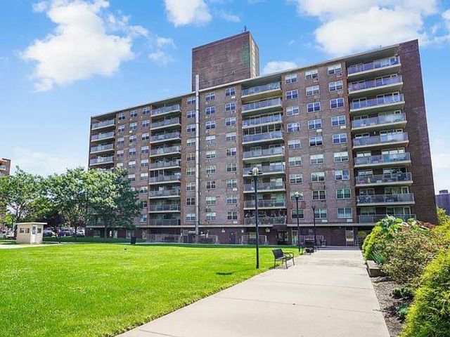  1 BR,  1.00 BTH &nbsp;Condominium style home in East New York