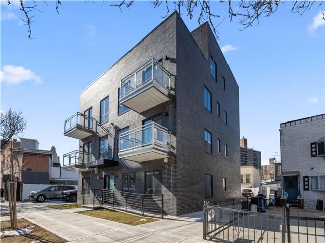  2 BR,  1.00 BTH &nbsp;Condominium style home in Bath Beach