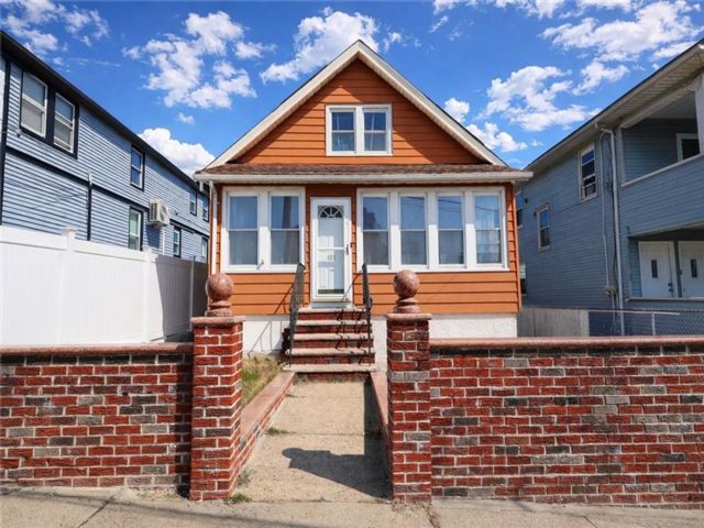  4 BR,  3.00 BTH &nbsp;Single family style home in Port Richmond