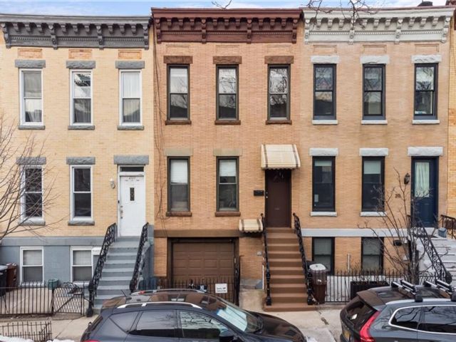 Studio,  0.00 BTH &nbsp;Multi-family style home in Greenwood Heights