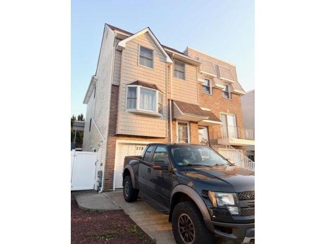  3 BR,  3.00 BTH &nbsp;Single family style home in Great Kill