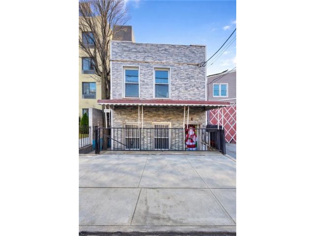  6 BR,  3.00 BTH &nbsp;Multi-family style home in Bath Beach