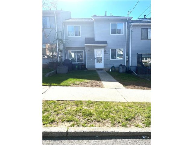  2 BR,  2.00 BTH &nbsp;Single family style home in Park Hill