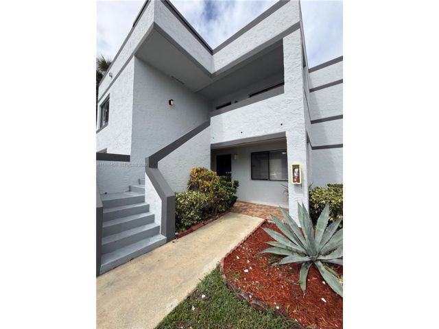  3 BR,  2.00 BTH &nbsp; style home in Weston